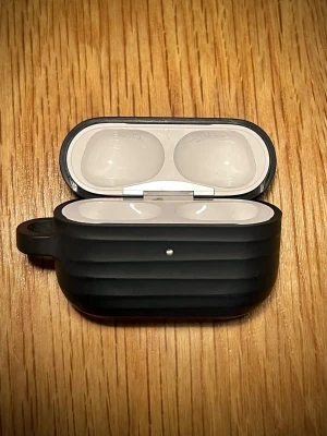 AirPods Pro 2 utan hörlurar  - Säljer min original AirPods Pro 2 laddningsetui då man tappat hörlurarna. Kvitto på köpet finns. Allt nollställs innnan överlämningen och svarta fodralet från Nudient ingår. 
