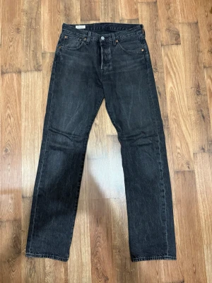 Levi's 501 svarta jeans W29 L32 - LEVIS 501 jeans i nästan nyskick. Använda endast några gånger under 4/5 veckors tid vilket går att se på skicket.  Storlek W29 L32  Midja: 41 cm Längd: 107 cm  Funderingar? Fråga på! ◡̈