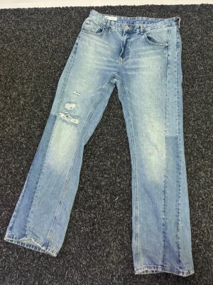 Flared jeans  - Flared jeans med hål köpt från Zara. Herr modell. Storlek 44 (EUR)