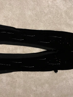 Gallery Dept Jeans - Ett par svarta Gallery Dept jeans som är riktigt snygga. Helt oanvända och vid snabb affär kan pris diskuteras.