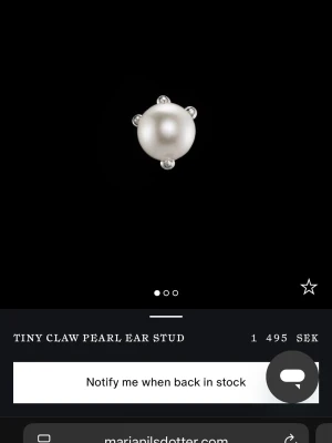 Silver pärla klor örhängen Maria Nilsdotter  - Ett par super fina pärlörhänge från Maria Nilsdotter med en klo. Aldrig kommit till användning därav super bra skick! 