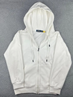 Vit hoodie från polo Ralph lauren - Snygg hoodie från polo Ralph lauren👕Bra skick men med några små, knappt märkbara fläckar✅ skickar snabbt efter att du har gjort din beställning📦