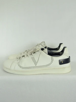 Valentino sneakers  - VALENTINO GARAVANI SNEAKERS  Storlek : 46  Passform : Normal   Användning : Skorna är i ett väldigt fint skick utan defekter  Nypris : Cirka 5000SEK