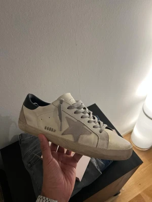 Vita golden goose - Säljer dessa feta Golden Goose blacktail | Storlek 45 | Skick 7,5/10 | lätt använda | priset kan diskuteras vid snabb affär  | skicka dm vid frågor