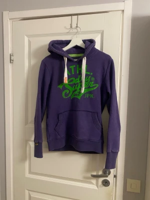 Superdry hoodie - Riktigt snygg Superdry hoodie i mörklila, skriv vid minsta fundering!