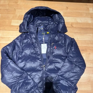 Ralph Lauren jacka  - Tja, säljer denna Ralph lauren jackan. Jag säljer jackan då den var för kort för mig. Sjukt fin mörkblå jacka inför vintern!. Storlek M, äktighetsverifiering från vestaire collective följer med! Hör av er vid eventuella frågor eller funderingar :)
