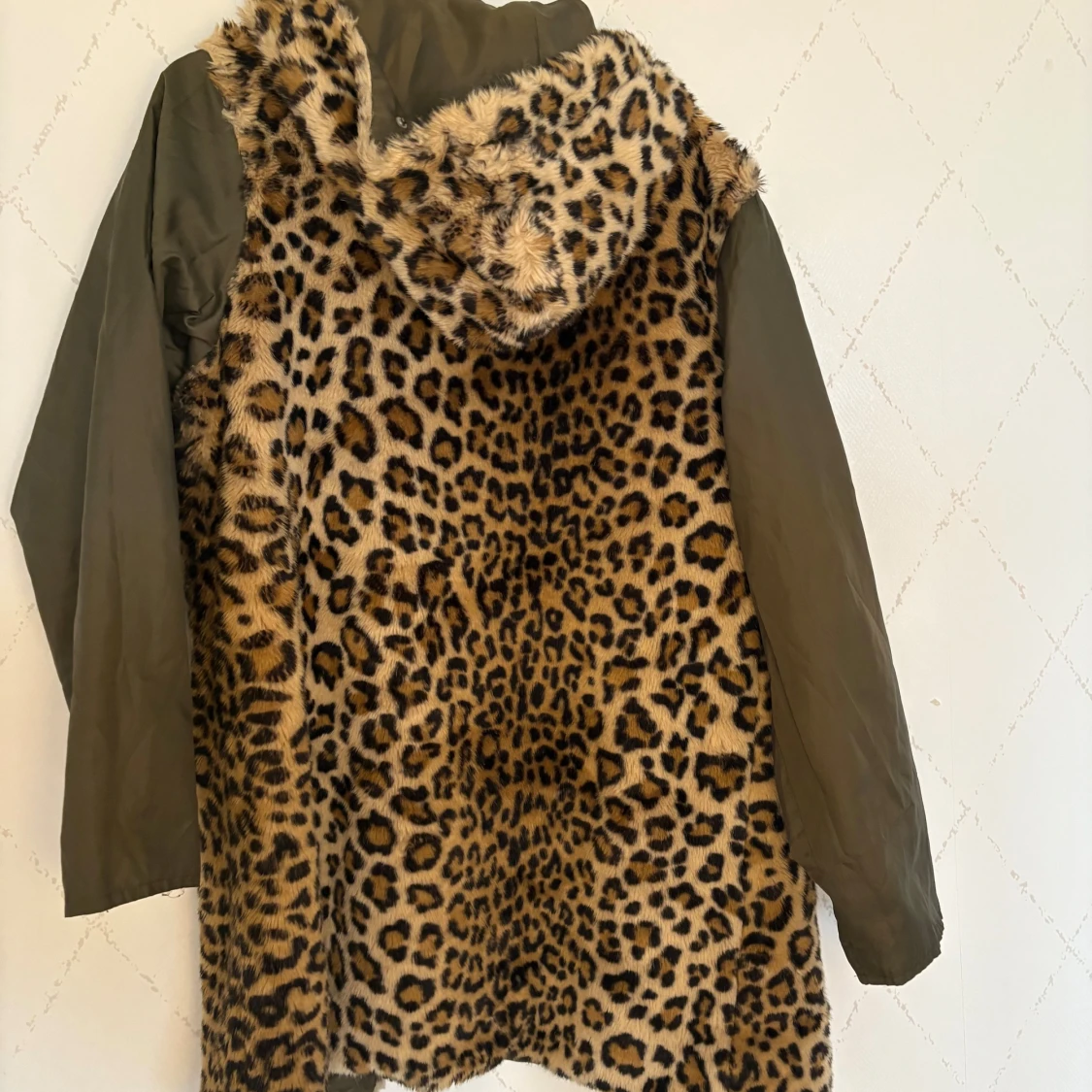 Leopardmönstrad pälsjacka - 3