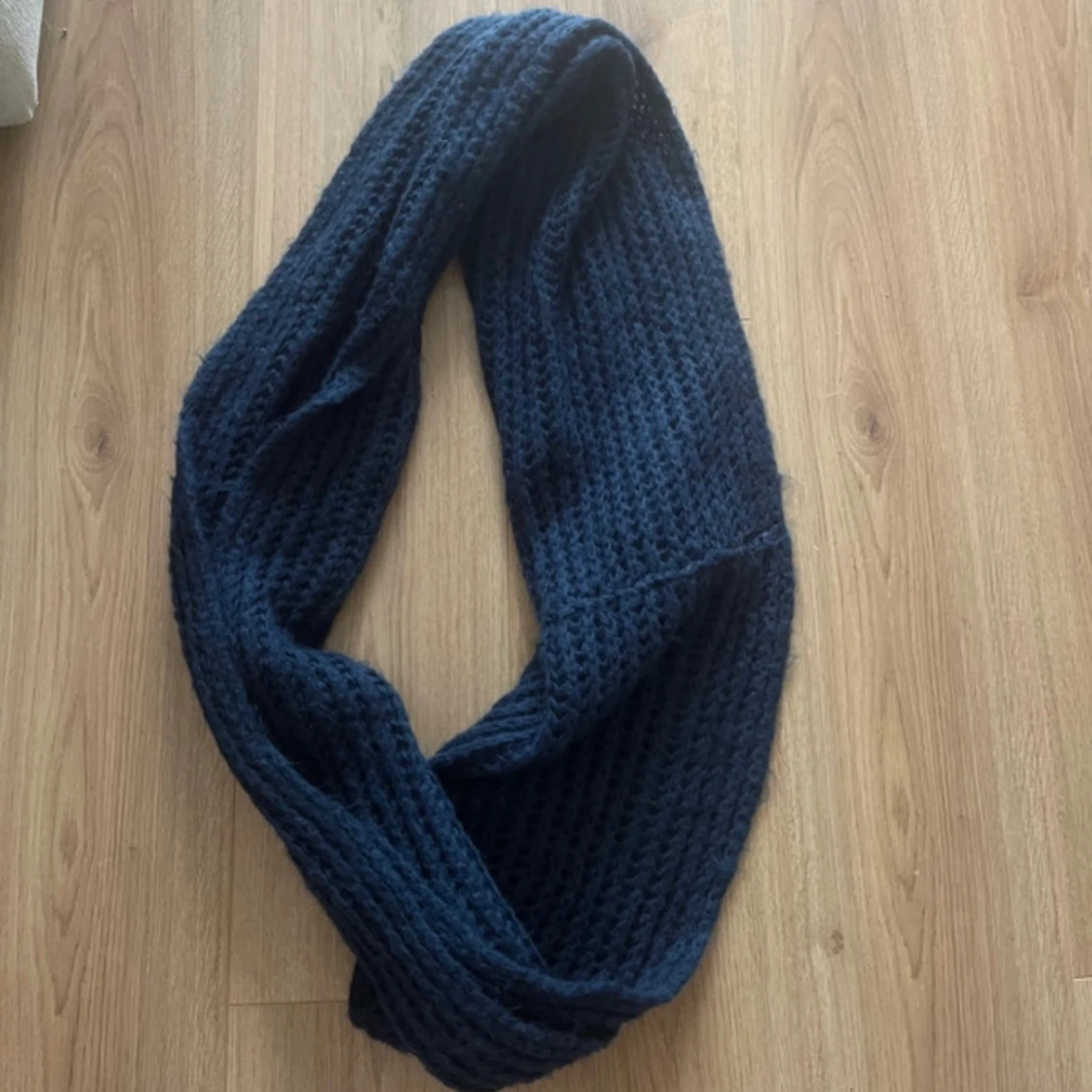 Mörkblå tubhalsduk 