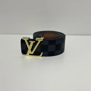 Lv Bälte  - Hejsan, säljer ett helt nytt bälte aldrig tidigare använd. Storlek 110cm. Postar alltid inom 24h efter köpet. Skriv gärna om du har fler frågor.