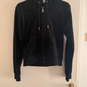 Svarta mjukisbyxor i velour - Över del och under del Juicy Couture i svart färg båda delarna är i strl S och endast använda 1-2 gånger inga defekter jätte fräscht och fint sett. Köpte hela setet för 2500kr inne på Nk säljer de nu för 1000 tillsammans eller 600kr per del!