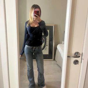 Mörkblå omlottopp från Gina Tricot - Snygg mörkblå omlottopp från Gina Tricot med långa ärmar och knyt i midjan. Materialet är mjukt och stretchigt för skön passform. Använt den ungefär 2 gånger och köptes för inte så länge sen. Säljer då jag har köpt en ny