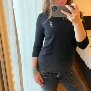 YSL långärmad tröja🫀 - Elegant från Yves Saint Laurent. Mjuk bomull & fin passform. Gissar att den är gammal jobbuniform för Ysl beauté. Köpt på Juno Juno i Göteborg💟