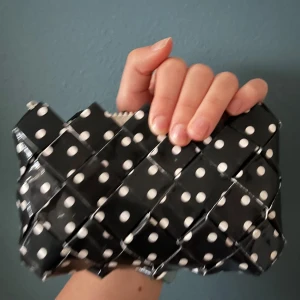 Mini🐄 - Cool kuvertväska som är fin i alla tillfällen! Både necessär & clutch.💌Älskar prickarna. Köpt second hand i Danmark- ser ut att vara handgjord✂️