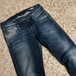 Replay anbass hyperflex jeans slim fit herr w32 - Replay anbass hyperflex jeans i slim passform. . Storlek W32. Skön wash på dessa.  Mycket bra skick övrigt, förutom att de är slitna i grenen se bild. Postas samma dag som köp eller dagen därpå🙌💯