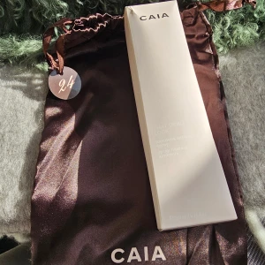 CAIA That Dewy Look Setting Spray 200ml - That Dewy Look Setting Spray (200 ml) Setting spray som ger fräsch, glowig finish.  Deras orginal på 100ml kostar 275kr (alltså 550kr för  2st=200ml)  Bilden gör den inte rättvisa, denna flaska är så fin, jag kommer hälla över mina gamla Dewy look i denna o ha på skrivbordet, tips!  Ord. pris: 590 kr