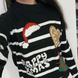 Svart jultröja från H&M - Snygg svart jultröja från H&M med vita ränder och julmotiv. Långärmad och varm som passar kalla dagar.