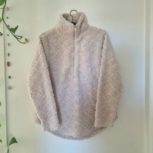 Teddytröja - Tunnare teddytröja med gosigt teddybjörns-tyg. Quiltat mönster och beige med ros-toner. Aldrig använd 🧸🤍 Återuppladdad för fri frakt. Jag har mycket annat uppe på sidan, både herr och damkläder. Köp gärna bundle för att få rabatt 🤗 