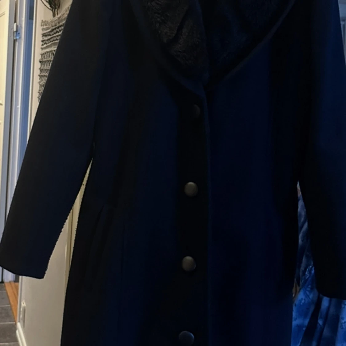 Marinblå kappa med fuskpäls  - 3