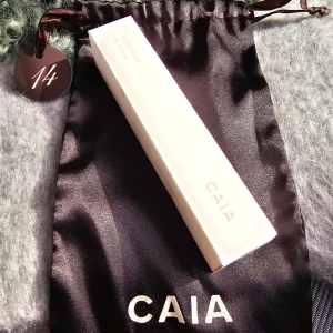 CAIA Super Sleek Fly Away Gel - Super Sleek Fly Away Gel  Gel som lägger ned småhår och ger en sleek finish. Full size.  Ord. pris: 225 kr