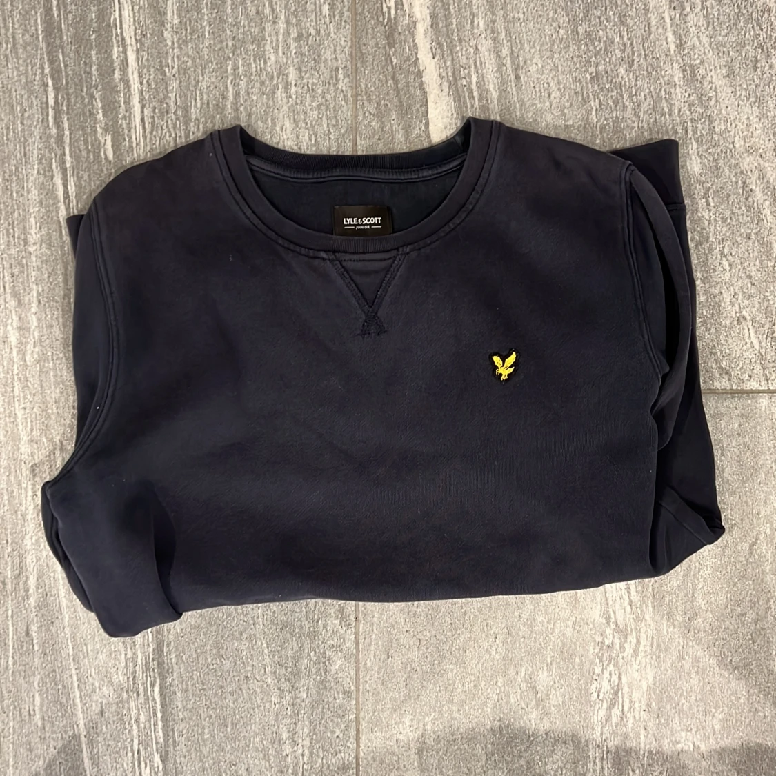 Mörkblå sweatshirt från Lyle & Scott - 1