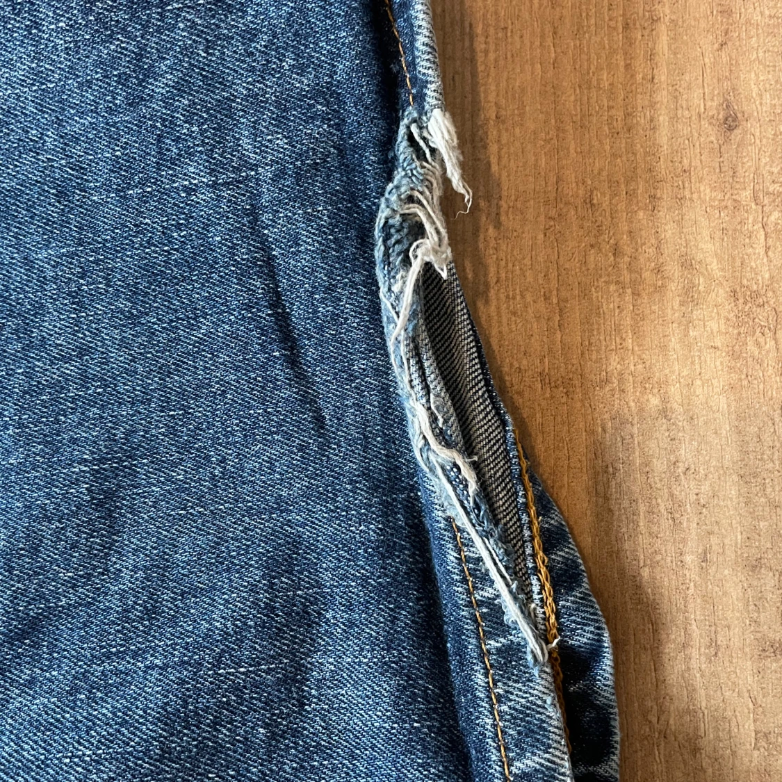 Blå bootcut jeans från Monki med rosetter - 4