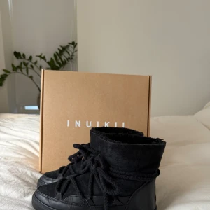 Svarta Inuikii skor - Svarta fina Inuikii skor i storlek 37, använda men i super fint skick. Både låda och kvitto skickas med 💓