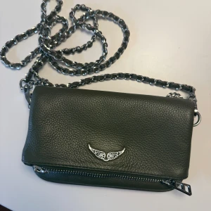 Grön zadig&voltaire nano clutch - Mörk grön zadig&voltaire nano clutch väska. endast använd tre gånger 