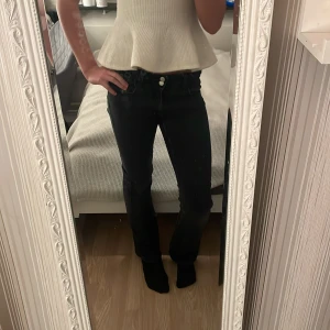 Svarta bootcut jeans från Gina - Säljer svarta bootcut jeans i medelhög midja från Gina! I storlek 170. Hör av er vid frågor! 💕😇
