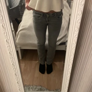 Ljusgråa bootcut jeans med låg midja - Säljer ljusgråa bootcut jeans med låg midja från Gina Young! Jeansen är i storlek 170. Säljer pga att de är för korta för mig. 💗💕