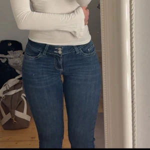Blå bootcut jeans från Nelly  - Säljer de virala Nelly byxorna då jag inte tycker att de sitter bra på mig, endast använda ett sparsamt antal gånger så de är precis som nya 