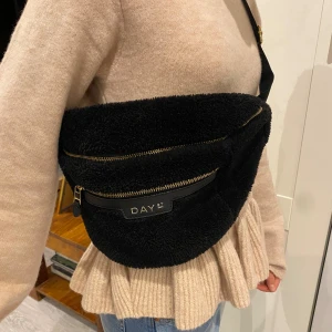 DAY väska - Soulder bag ifrån DAY ET. Använd 2 gånger, nästan som ny. Fin, enkel och smidig svart väska med guld detaljer. ❤️