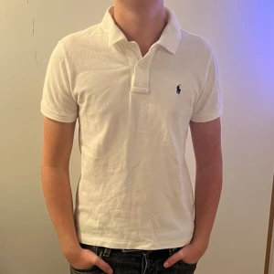 Vit pikétröja från Ralph Lauren - Piké tröja så gott som ny,skriv om ni har några frågor eller någon annan fundering 