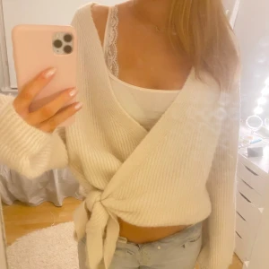 Vit omlottkofta från ONLY - Supermysig vit omlottkofta från Only. Jätteskönt material med knyte i fram och långa ärmar. Bara använd 1 gång och köpt ny, så nästan nyskick! Strl XS men lite större i storleken så passar också S💕 