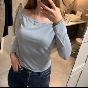 Ljusblå offshoulder långärmad topp - Gina tricot stl L - Säljer en ljusblå långärmad topp med offshoulder-skärning. Enkel och stilren design i mjukt bomullsmaterial, perfekt att matcha med jeans eller kjol. Snygg och basic modell som passar till många olika looks. 🩵 Storlek: L 🩵 Skick: bra, lite nopprig som syns om man kollar nära (se bild) 🩵 skickar samma dag eller dagen efter 🩵 Rökfritt hem 🩵 Passa på att kolla mina andra annonser, du får mängdrabatt 🤍