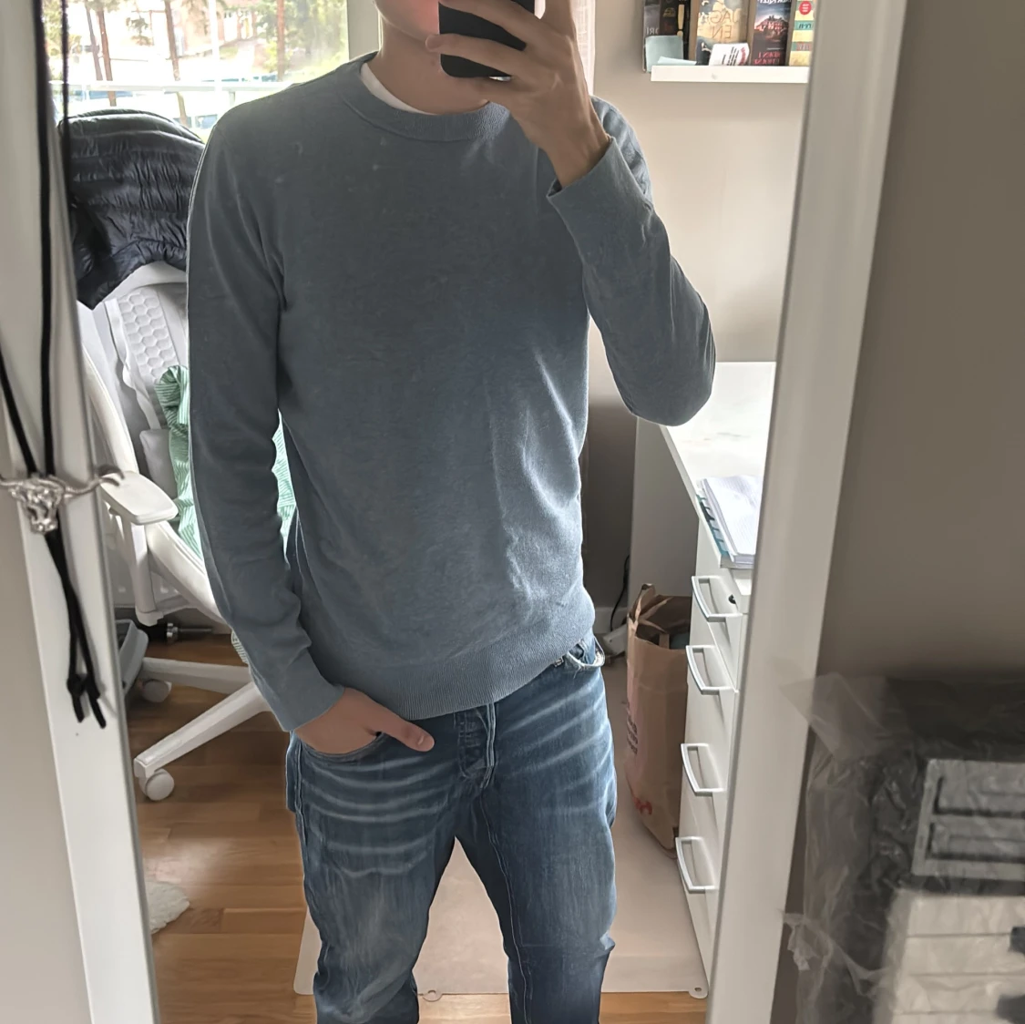 Ljusblå stickad tröja med rund hals