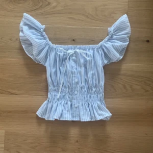 Söt topp - Blå-vit randig topp. Jättesöt. Strl xs/s