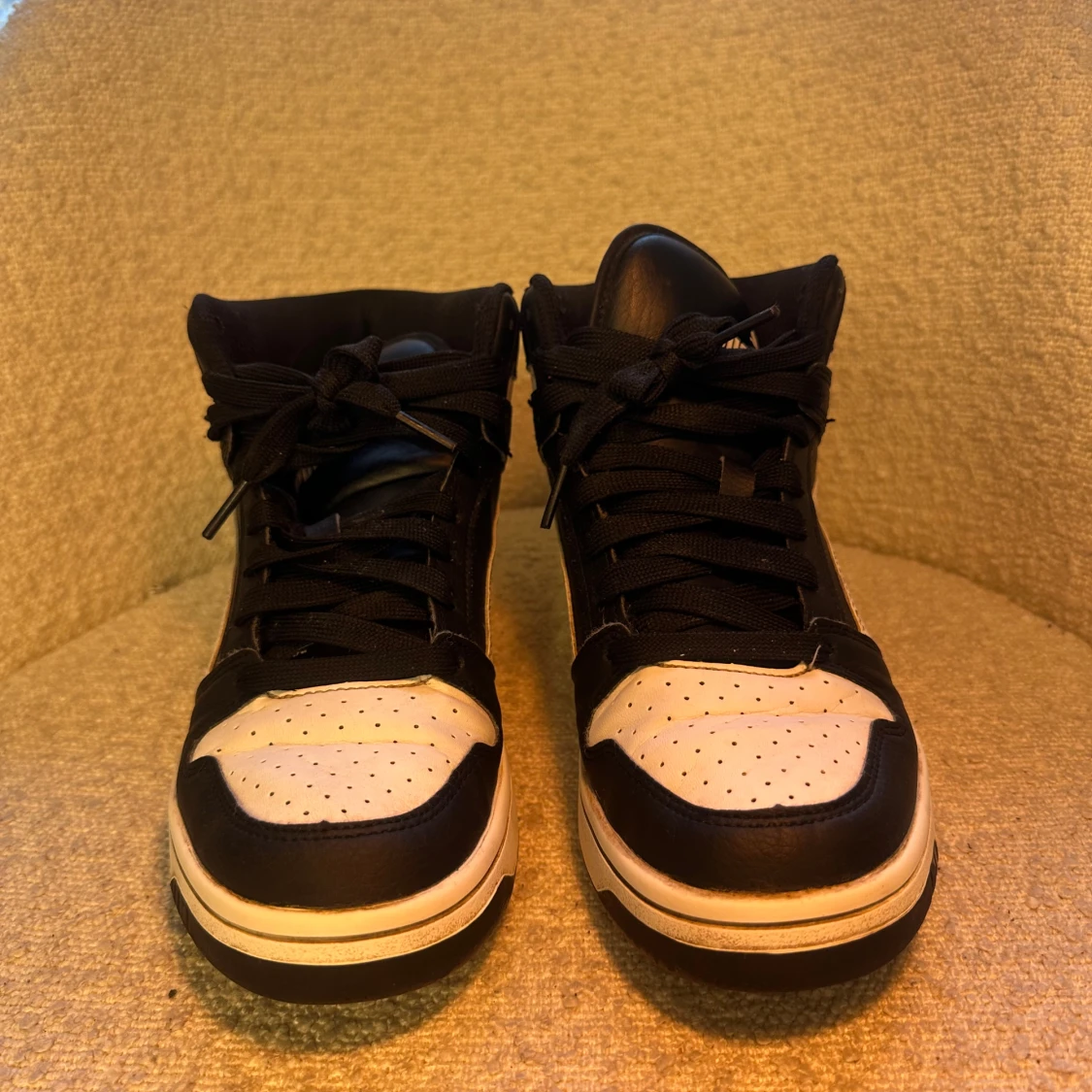 Svarta och vita sneakers från Puma storlek 38 - 1