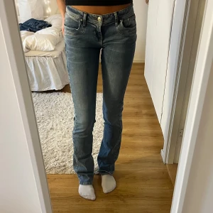 Ltb jeans valarie - Säljer dessa superfina ltb jeans i modellen valarie🙌🏻 har en liten slitning i sömmen vid midjan, går enkelt att återgärda