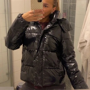 Svart pufferjacka från Calvin Klein - Hej, Säljer min svarta glansig pufferjacka från Calvin Klein. Jackan . Perfekt för kalla dagar och riktigt snygg till streetwear-stil.