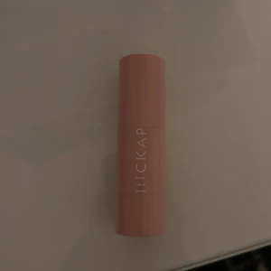 Hickap bronzer stick i icy chai - Bronzer stick från Hickap som är andvänd fåtal gånger! Aldrig blivit uppskruvad eller likande så summa inte att den blivit andvänd. Färgen och chai. Nypris är 230!