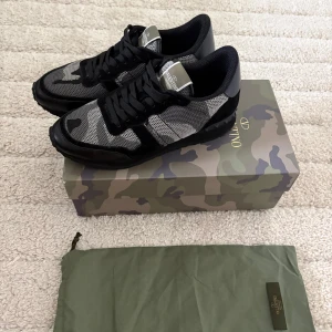 Valentino rockrunners - Rockrunners i stl 44/ bra skick med små tecken på användning/självklart äkta!!/ riktigt snygga perfekta nu till höst och vinter/ hör av er vid frågor och funderingar🙌🙌