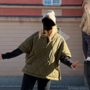 Olivgrön quiltad jacka med dragkedja - Grön trekvartärmad jacka, jag har själv satt säkerhetsnålar för att för den lite mindre men som man bara kan ta bort