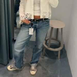Zara jeans - Lågmidjade jeans från Zara. Så snygg modell! Långa på mig som är 165cm. Något slitna nertill. 