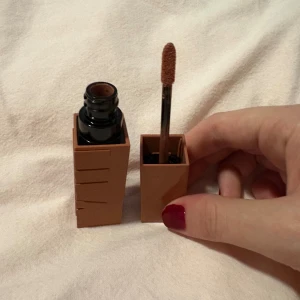 Maybelline SuperStay Vinyl Ink läppstift - Säljer ett Maybelline SuperStay Vinyl Ink läppstift i färgen 35 Cheeky.💕 Färgen är en varm, brunrosa nyans med glansig finish. Den köptes nyligen och har bara används max 3 gånger💗. (Jag kan acceptera prissänkningar)