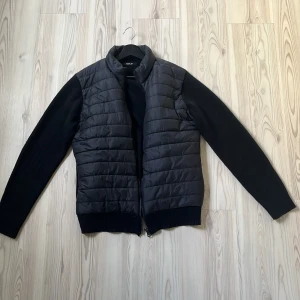  Replay cardigan  - Navy cardigan från Replay med quiltad front. Jackan har dragkedja framtill och ribbade muddar vid ärmslut och nederkant. Perfekt för dig som gillar stilren och sportig look.