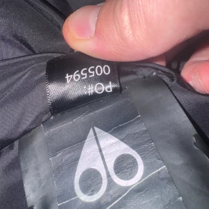 Moose knuckles 3q  - Säljer en svart pufferjacka från Moose Knuckles med ikonisk logga på ärmen och stor vit pälskrage. Jackan har dragkedja framtill och är riktigt varm och snygg till vintern.  Priset är inte hugget i sten byte kan va intressant mot sail eller goose eller liknade Mvh! 