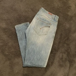 Dondup jeans George  - Nästan helst nya ljusblå dondup jeans George i storlek 36. Väldigt bra skick inte använda mycket alls. Priset går att diskutera