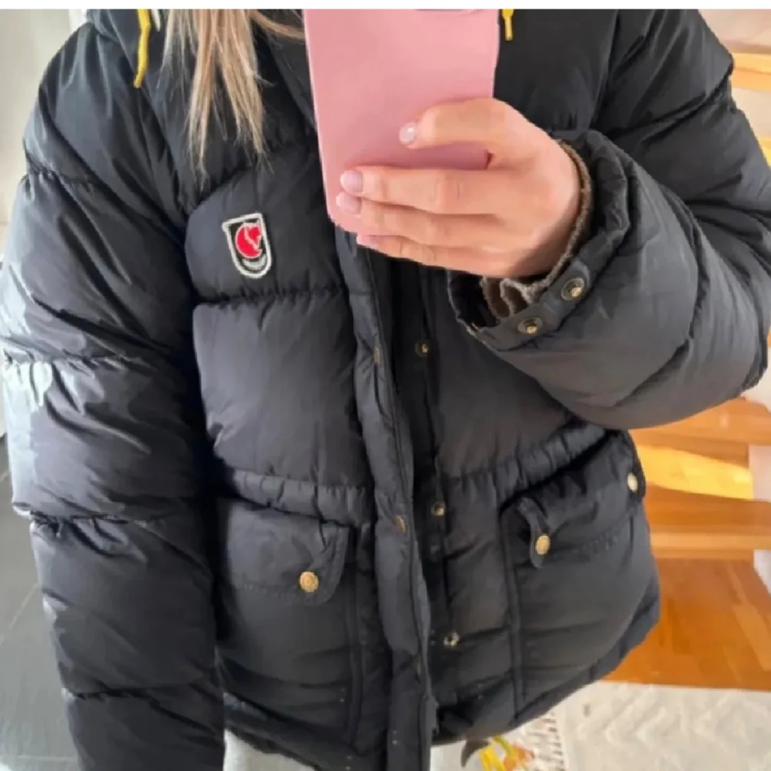 Svart dunjacka från Fjällräven