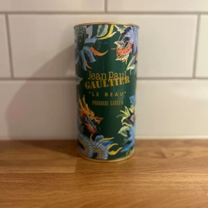 Jean Paul Gaultier Le Beau - Le Beau Paradise Garden från Jean Paul Gaultier. Snygg, unik flaska och cool förpackning med färgstarka drakmotiv. Perfekt för dig som vill sticka ut och addera en touch av äventyr till din stil.