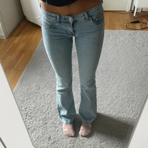 Ljusblå bootcut jeans - Säljer ett par ljusblå lågmidjade bootcut jeans från HM. Dem är jättesköna i ett stretchigt material.💓
